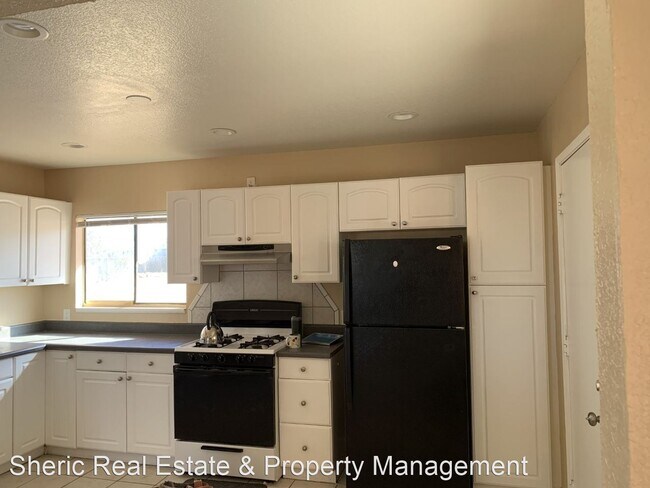 Building Photo - 3 br, 1 bath House - 73431 El Paseo Dr.
