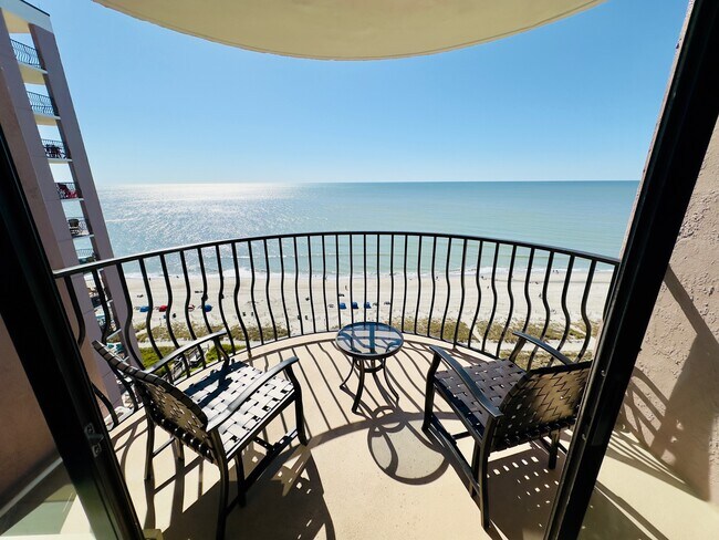 Balcón con vista directa al océano - 2406 N Ocean Blvd