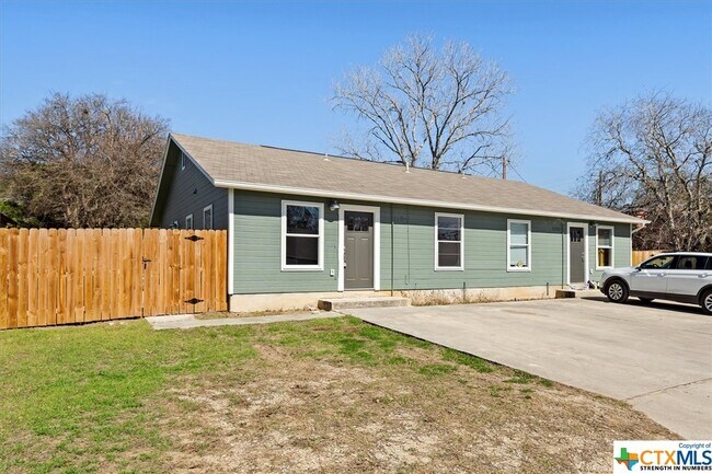 Building Photo - 1202 Hillyer-