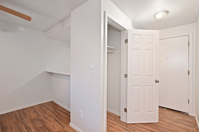 Building Photo - Large 2 Bedroom Condo in Bellevue - Near M...