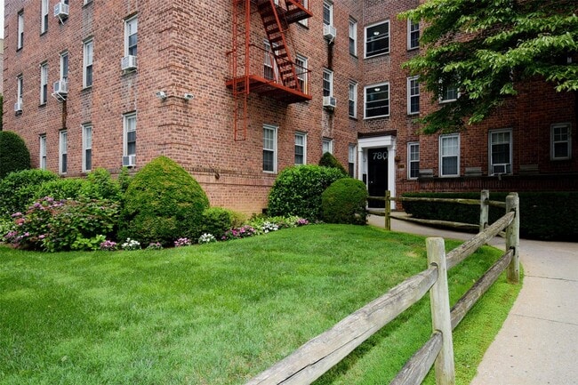 Foto del edificio - 780 Bronx River Rd