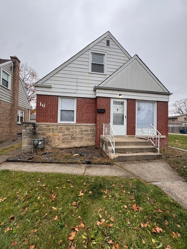 Foto principal - 3 Bedroom 2 Bathroom House in Calumet City !!!! A MUST SEE!