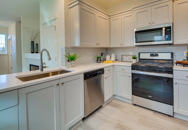Building Photo - Modern 3 BR, 2 BA Townhouse in the Heart of Bend, OR!