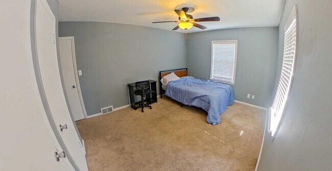 Building Photo - HUGE Fenced In Yard + Screened Patio + Hardwood Floors + Washer & Dryer Included! Available June ...