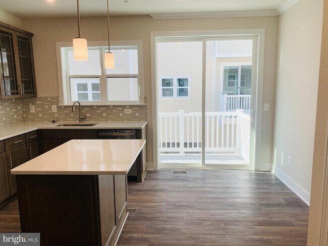 Foto del edificio - 8162 Tompkins St