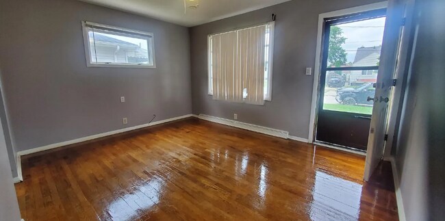 Foto del edificio - Charming 2-Bed Family Home w/ In-Unit Laundry & Pet-Friendly Vibes in Flint!