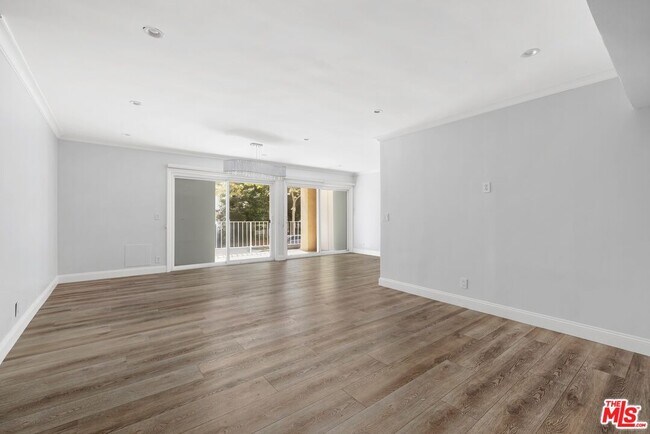 Building Photo - 423 Rexford Dr