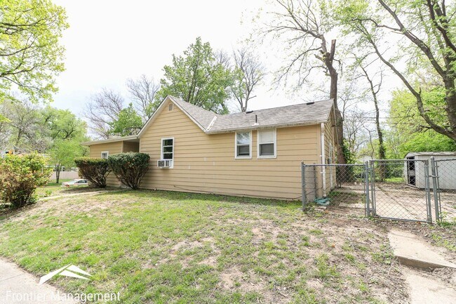 Building Photo - 2 br, 1 bath House - 200 S. Manhattan Ave 1