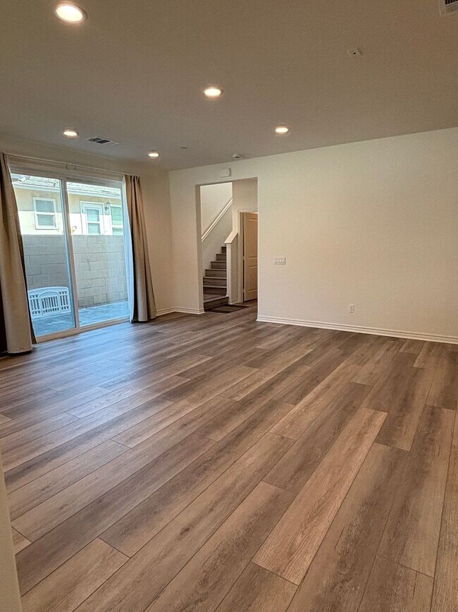 Building Photo - Bright Four-Bedroom Townhome in Whittier and Walkable Palm Park
