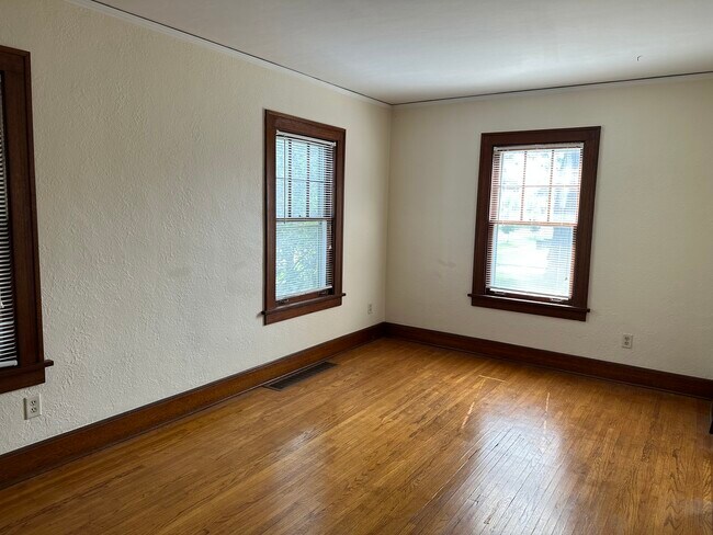 Building Photo - 206 Oak St