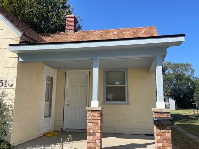 Building Photo - 1 Bedroom, 1 Bathroom House with Detached Garage