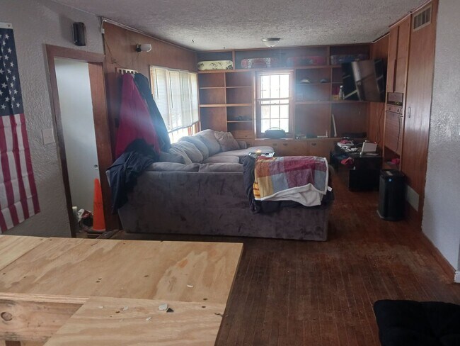 Foto del edificio - 108 N Russel (Sublease)