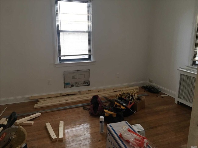 Foto del edificio - 56-16 142nd St