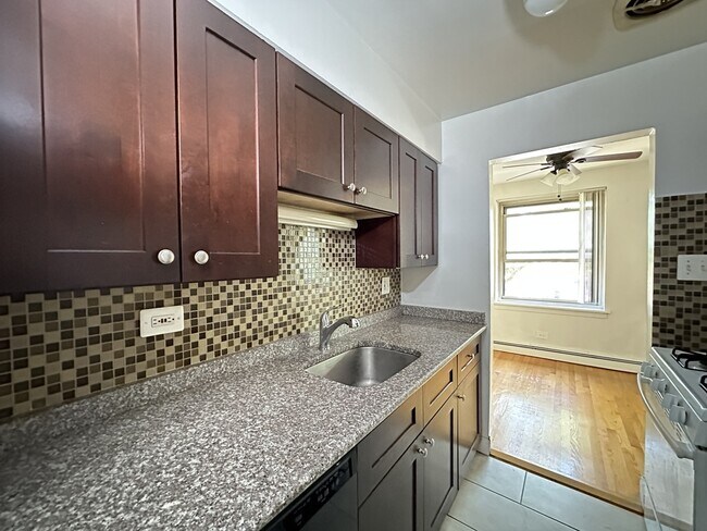 Foto del edificio - 3710 N Pine Grove Ave