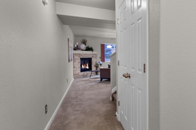 Building Photo - 3 BED/2.5 BATH TOWNHOME W/PATIO & 2-CAR GA...