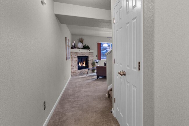Foto del edificio - 3 BED/2.5 BATH TOWNHOME W/PATIO & 2-CAR GA...