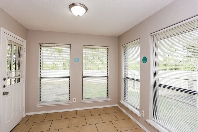Foto del edificio - 2110 Mesa Wood Dr