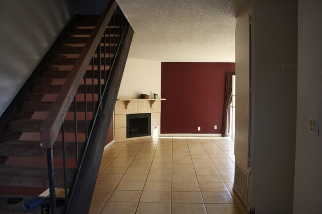 Foto del edificio - Beautiful and Spacious Two Story TOWN HOME...