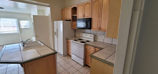 Building Photo - 2 bed 2bath Home For Rent, in the heart of...