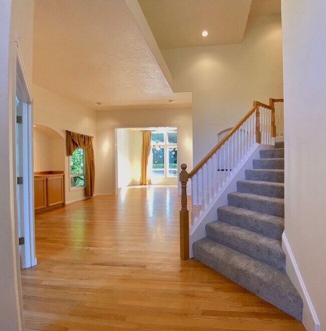 Building Photo - $1000 off First Full Month Rent! Beautiful...
