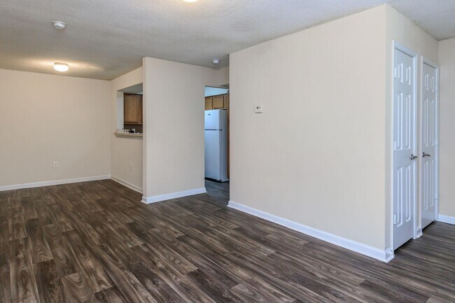 Foto del edificio - Village at the Creek Apartments