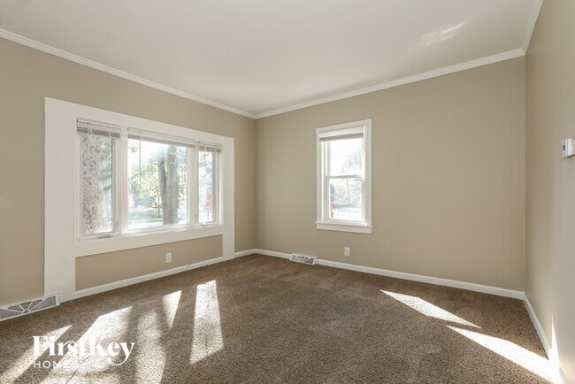 Building Photo - 14 E Willow Dr