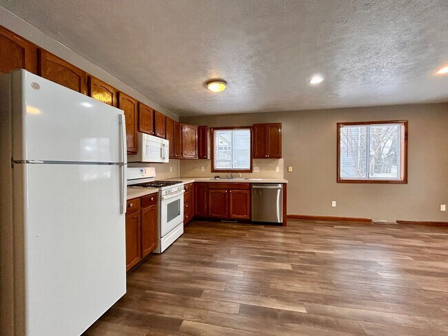 Foto del edificio - Four Bedroom Duplex in Kentwood - $400 OFF 1st Month!