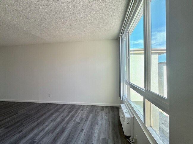 Foto del edificio - Western Serrano Ave Apartments