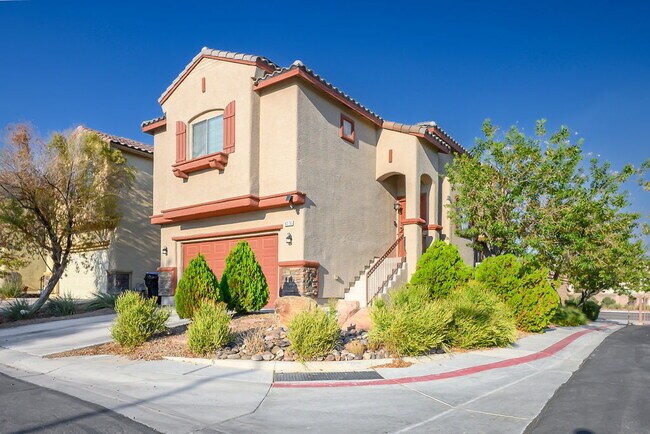 Foto del edificio - "Spacious 4-Bed Oasis with Outdoor Kitchen & Hardwood Elegance in North Las Vegas!"
