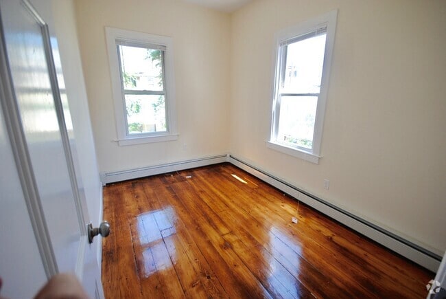 Building Photo - 154 Bennington St