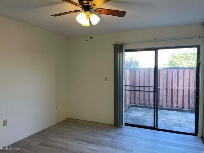 Foto del edificio - 5266 Cedarbend Dr