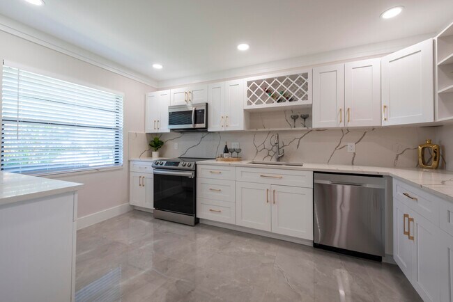 Foto del edificio - 7920 Eastlake Dr