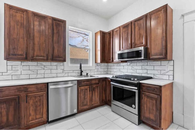 Building Photo - 528 W Fremont St