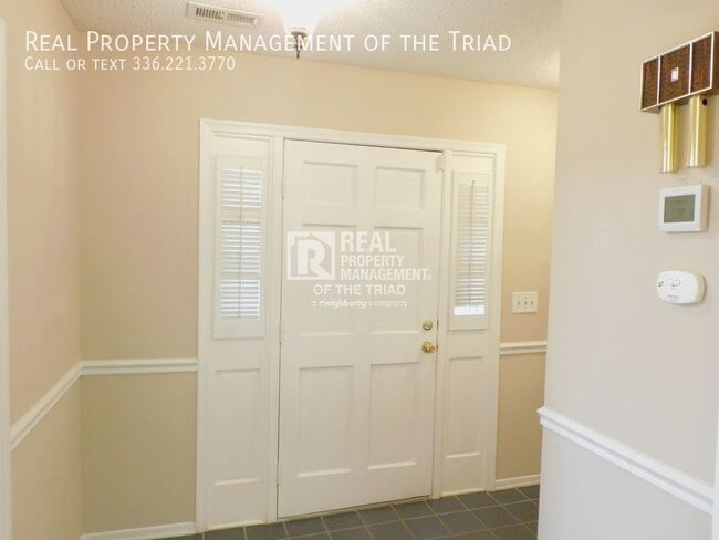Building Photo - Lovely 3 BR/2 BA Brick Ranch Home w/ Den