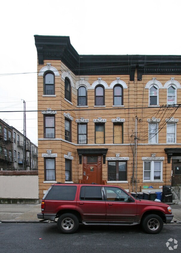 Foto principal - 1356 Willoughby Ave