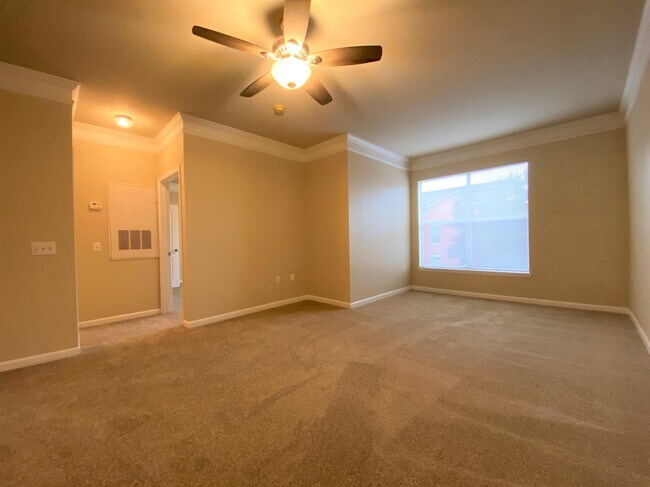 Building Photo - 8855 Villa View Cir