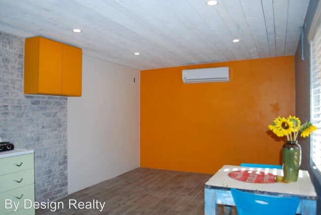 Building Photo - Studio, 1 bath House - 835 E Windsor St