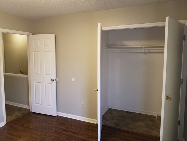 Building Photo - 1700 Village Lake Dr