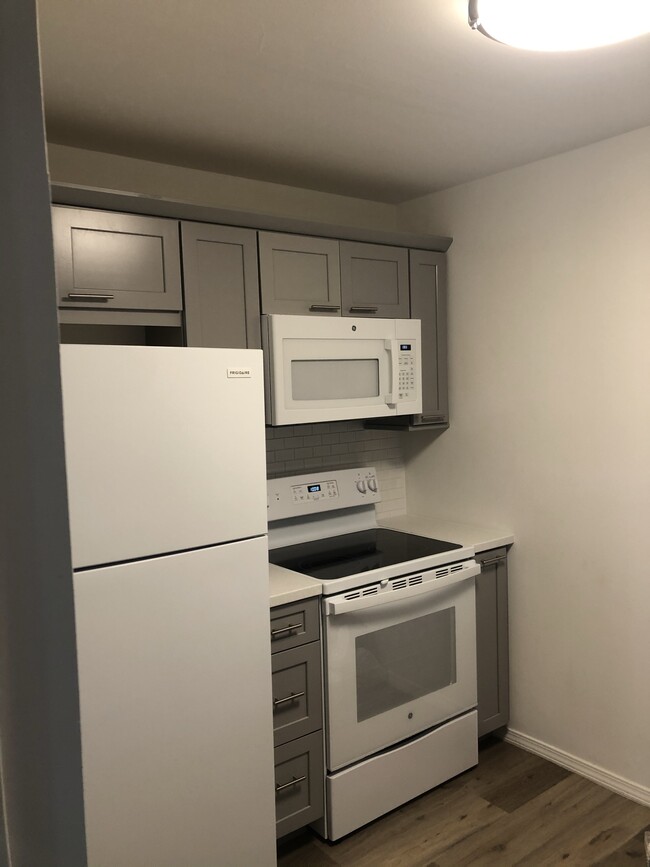 Kitchen - 525 Riverine Dr