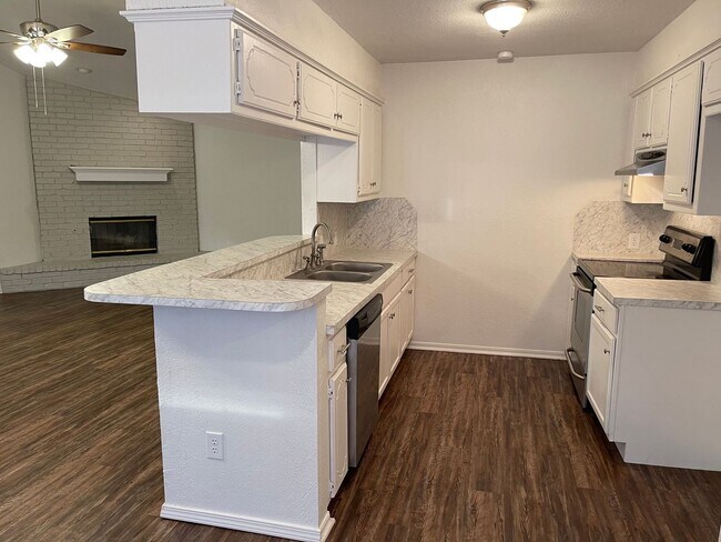 Foto del edificio - 3 bedroom home for rent in Edmond near W 15th Street and Santa Fe!  2 baths, 2 car garage + fence...