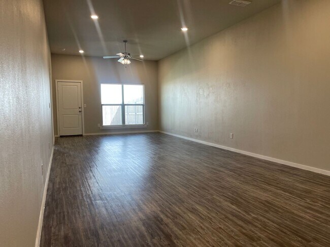 Building Photo - 3Bed/2Bath Duplex Available 10/10 in Coope...