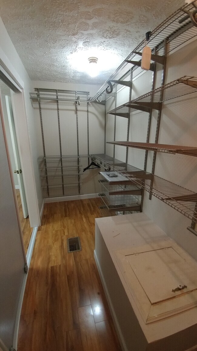 Foto del edificio - 2204 Larimore Dr