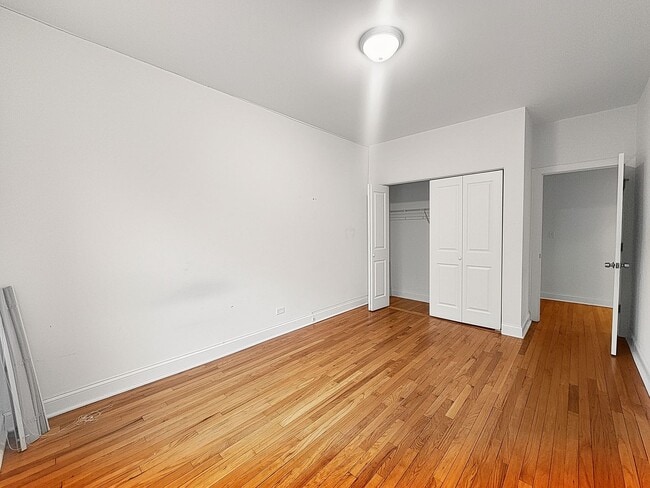 Foto del edificio - Large 2-bed/2-bath Apartment With Updated Kitchen and Large Living Room