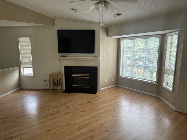 Foto del edificio - 607 Spring Forest Rd