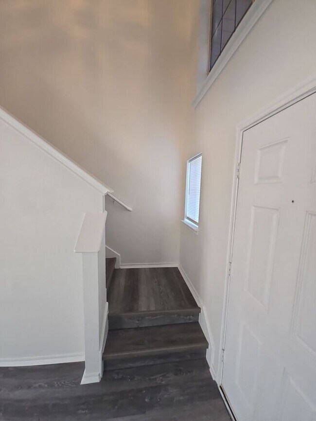 Foto del edificio - Spacious 4-Bedroom Home with Large Backyar...
