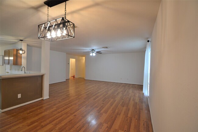 Foto del edificio - 5126 Riverwood Dr