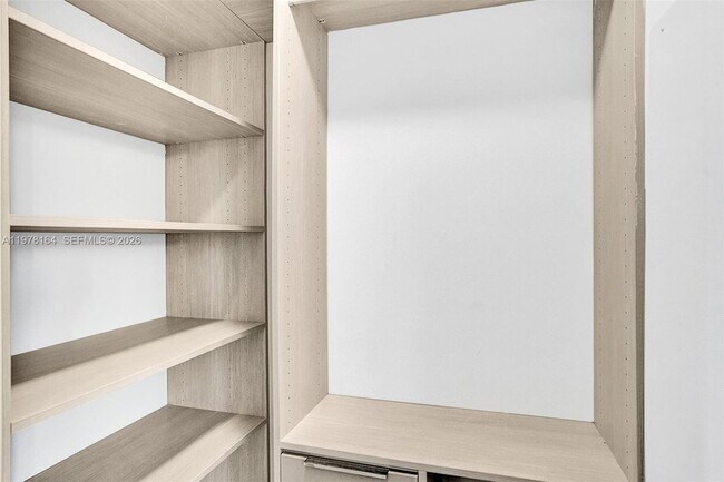 Building Photo - 1300 Brickell Bay Dr