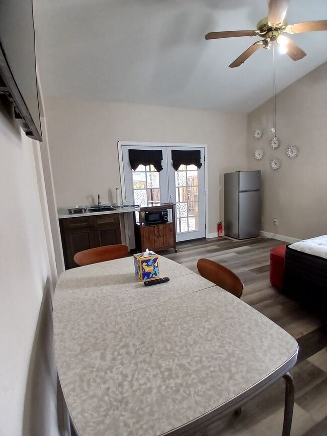 Foto del edificio - Spacious Modern Studio – Fully Furnished &...