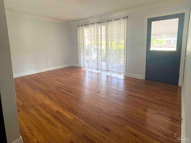 Foto del edificio - 3708 Whispering Pines Dr