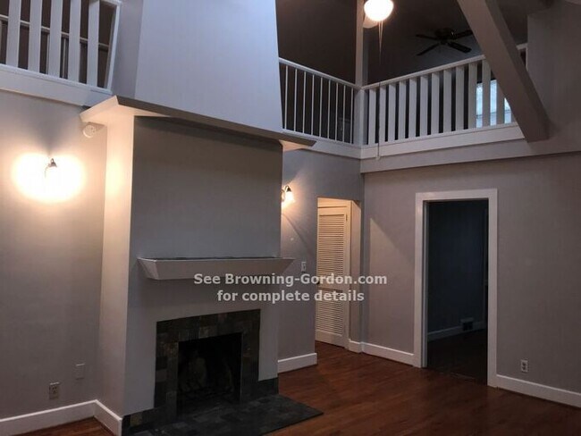Building Photo - Hot Property in the 21st Avenue South area!